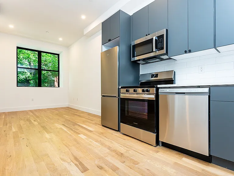 422 1/2 Gates Ave #2F — Photo 1