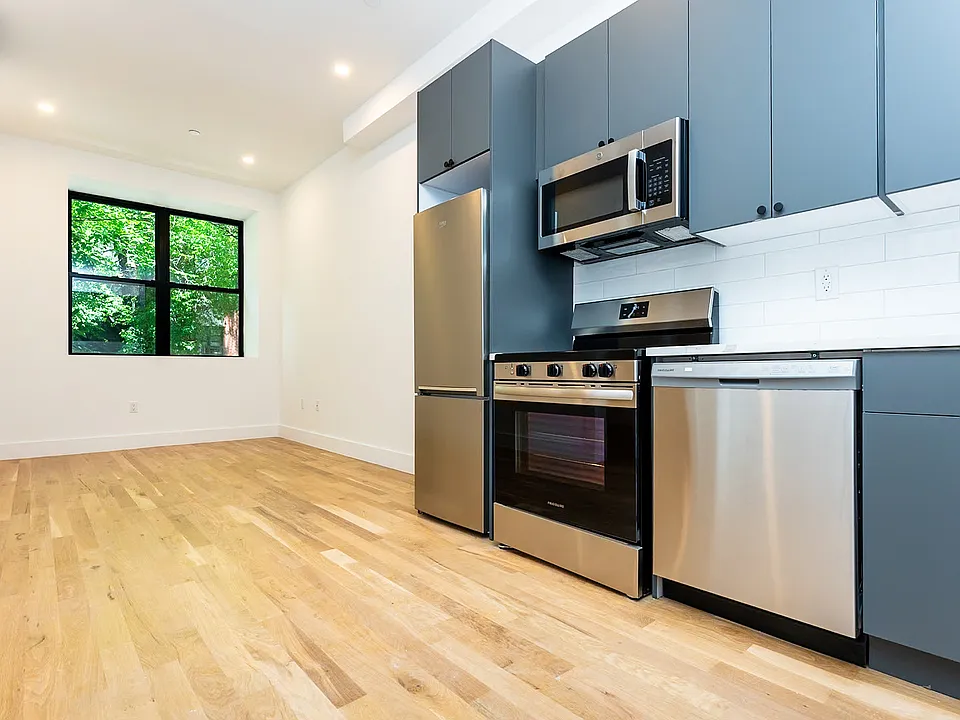 422 1/2 Gates Ave #2B