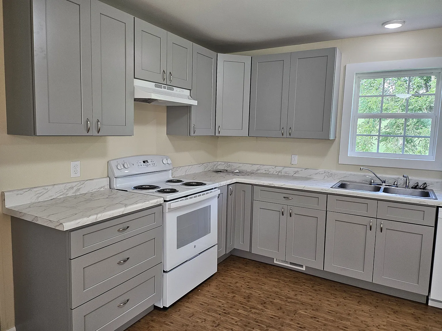 3 bed, 1200 sqft, $1,900 — Photo 4