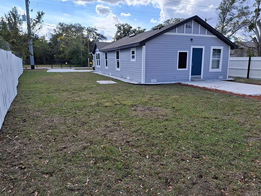 3 bed, 1.0 bath, 1152 sqft, $1,700 — Photo 2
