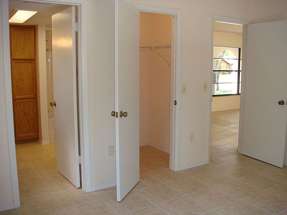 both bdrooms lead to 1 of the bathrooms