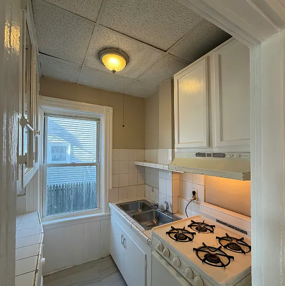 328 336 5th St Unit 1 Fall River Spacious 2 Bedroom in Corky Row Historic District! Great Location — Photo 2
