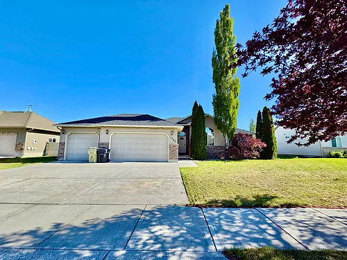 1760 Strawberry Pl Photo 1
