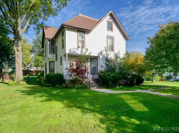 1004 N 2nd St, Ashton, IL 61006