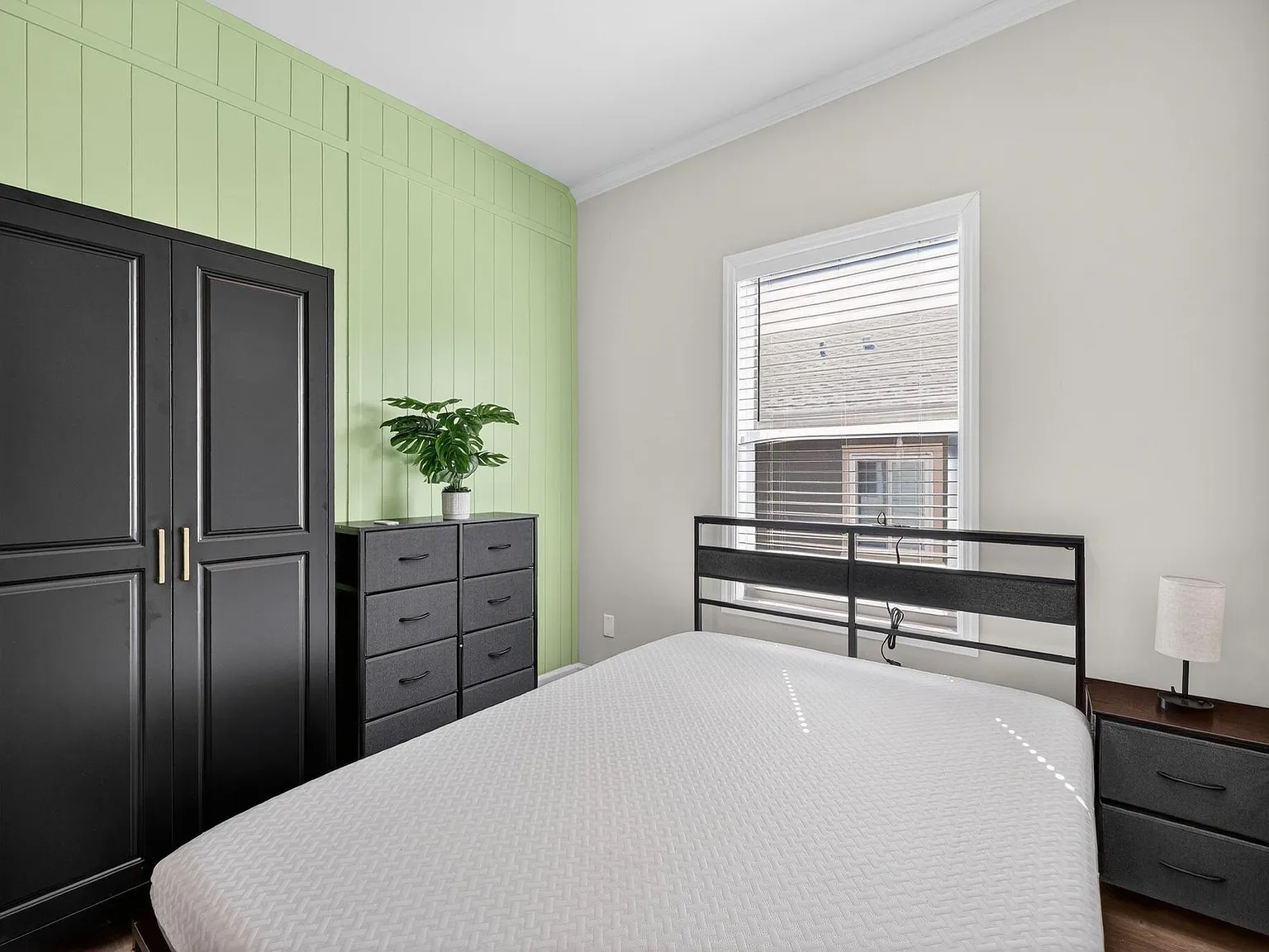 4 bed, 3.0 bath, 1900 sqft, $957 — Photo 2