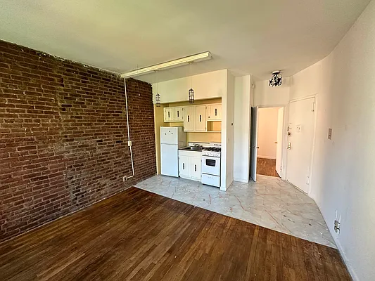 Rented by Eric Goodman Realty Corp | media 11