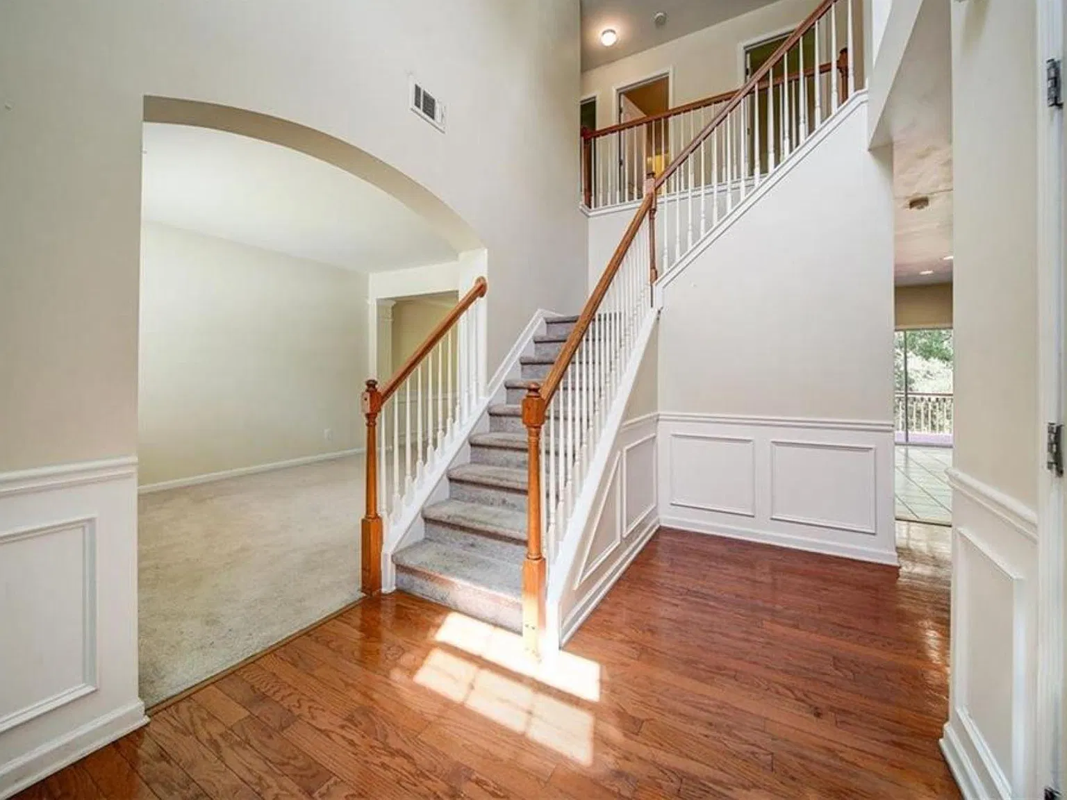 6 bed, 4057 sqft, $4,200 — Photo 2