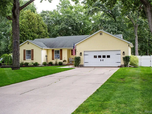 309 Connecticut Ave, Marysville, MI 48040