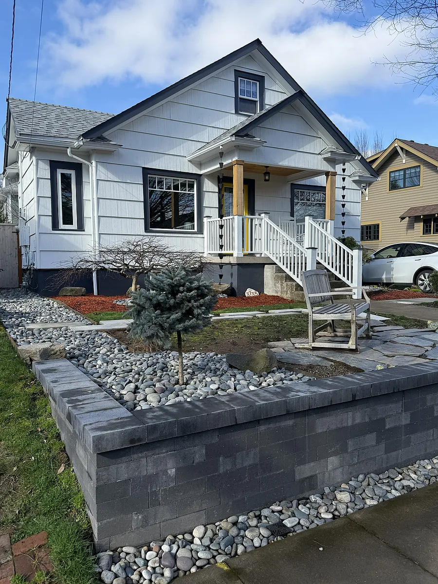 Front Yard - 3735 N Longview Ave