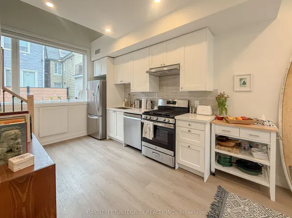 598 Crawford St, Toronto, ON M6G 3K2