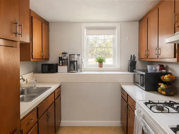 157 Stone St APT 9, Walpole, MA 02081