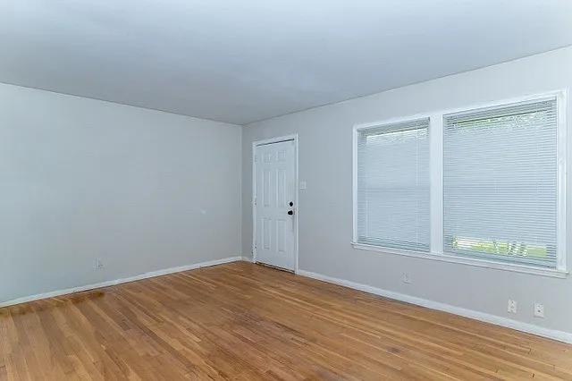 402 Blakeley Dr — Photo 5