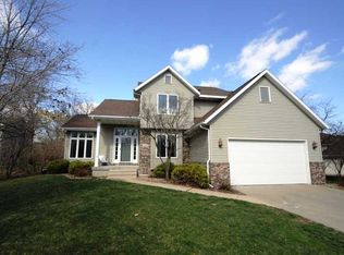 1900 Litchfield Dr, Hiawatha, IA 52233