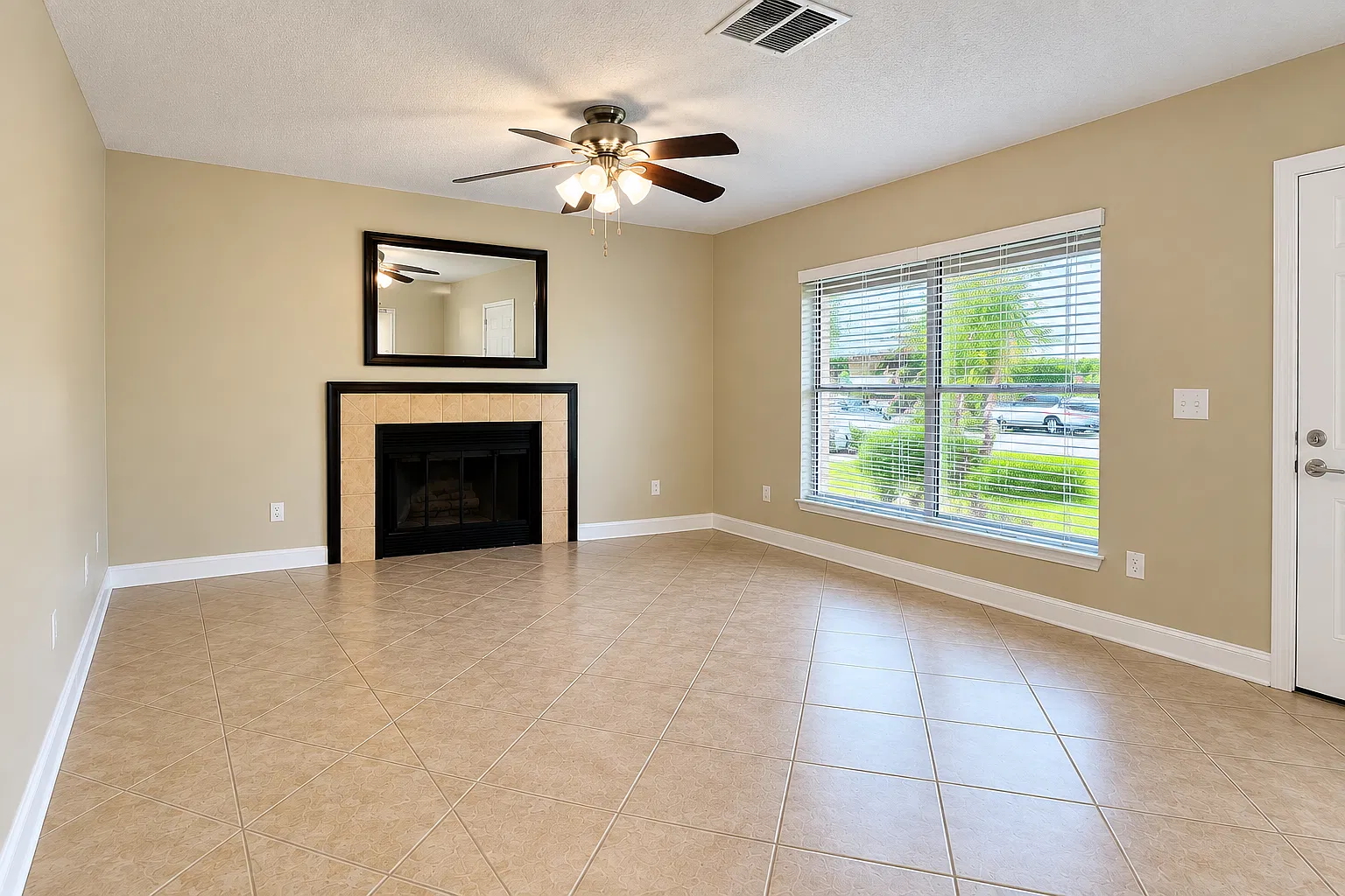 2 bed, 912 sqft, $1,650 — Photo 2