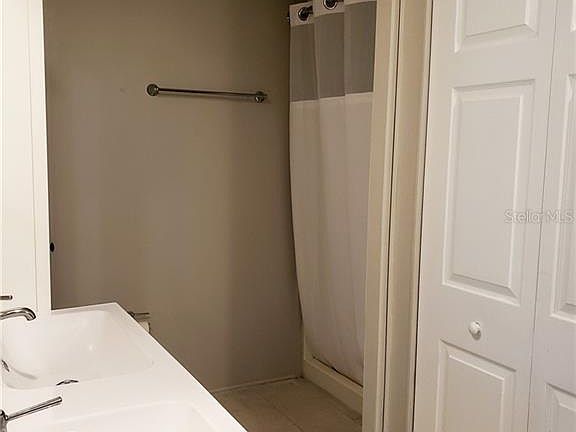 4th image of 4454 Red Oak Ln #11