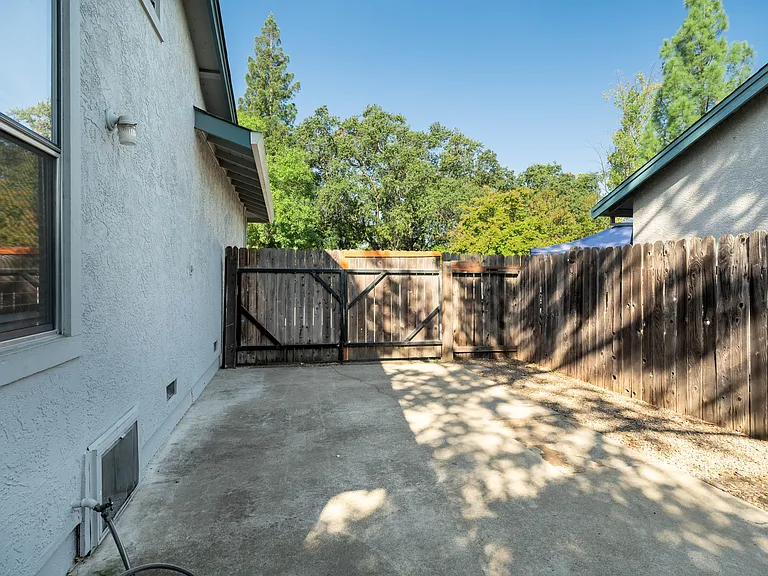 El Camino Duplexes — Photo 22