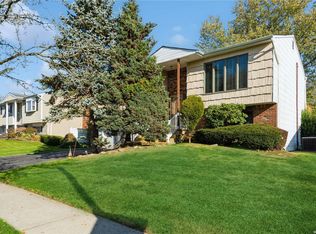 68 Ruby Ln, Plainview, NY 11803