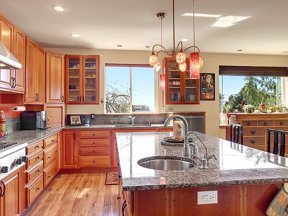 Friends and family will keep you company and be part of the action with the built in seating area on this huge granite island with lots of storage and built-in wine rack.