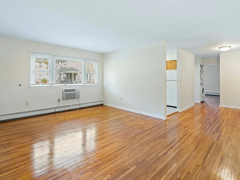 Newtonian Garden Apartments — Photo 21