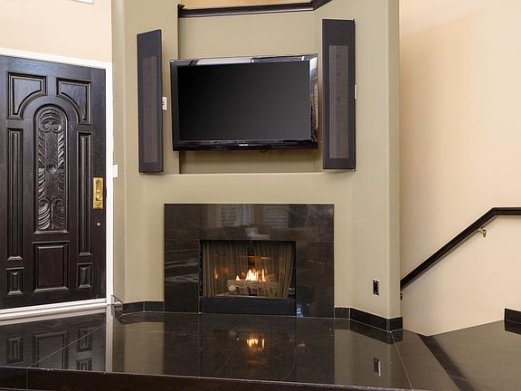 4th image of 928 19th St Unit 106