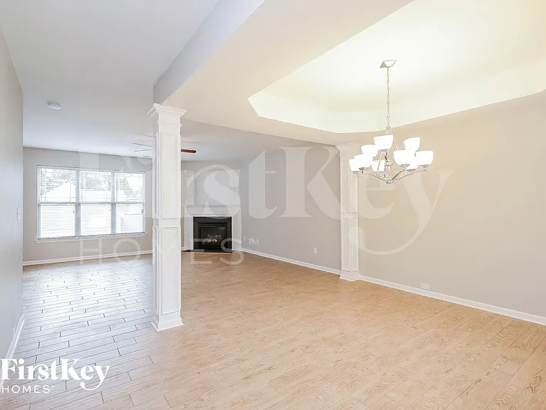 5519 Pinebrook Ln — Photo 2