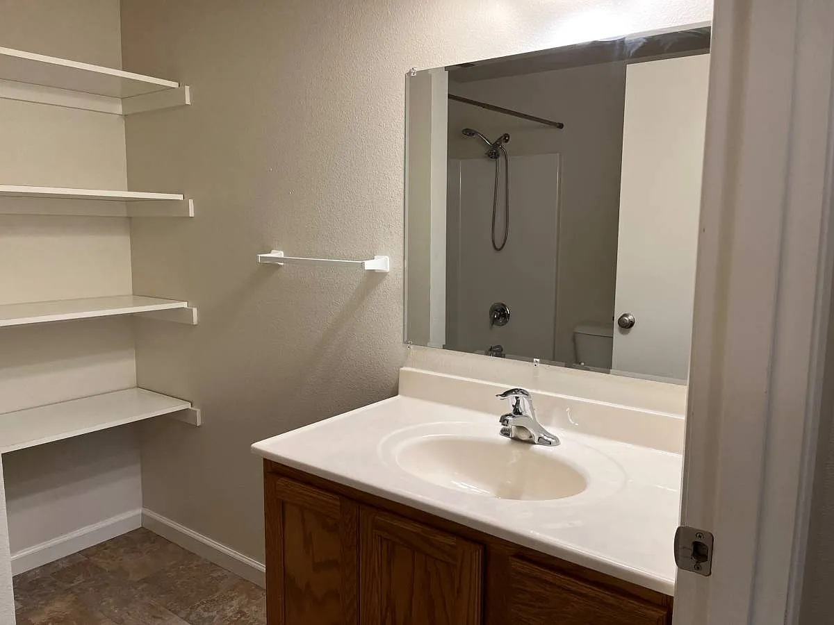 2 bed, 1.5 bath, 1000 sqft, $1,350 — Photo 2