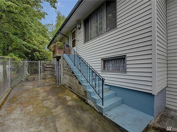 3rd image of 10223 Roosevelt Way NE