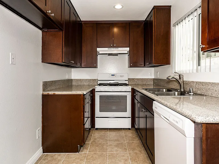 321 N Cedar St — Photo 33