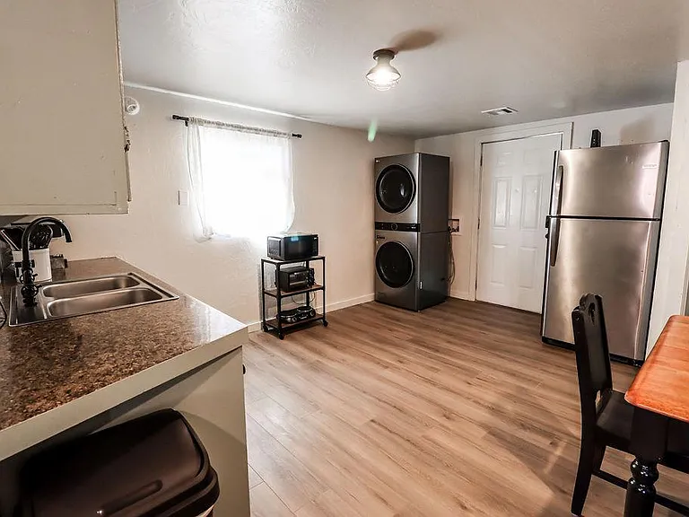811 W 11th St — Photo 21