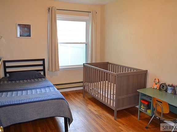 3rd image of 241 W 19th St #241
