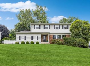 10 Crabapple Ln, Nanuet, NY 10954