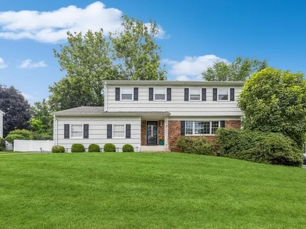 10 Crabapple Lane, Nanuet, NY 10954