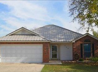 902 N Miller St, Decatur, TX 76234