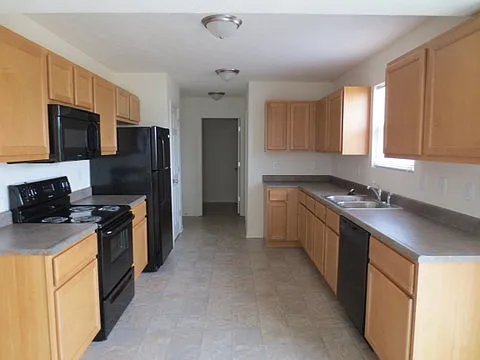 Greenwood - 4 bedroom home — Photo 3