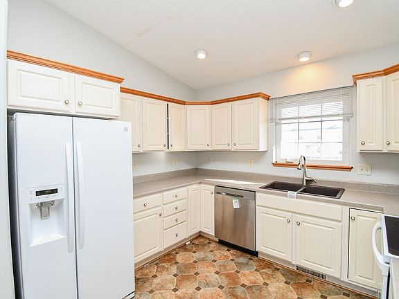 5th image of 909 S Colleen Ln