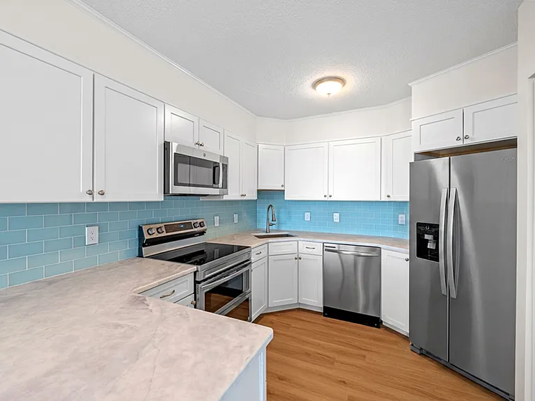 300 Lynn Shore Dr #911 — Photo 3