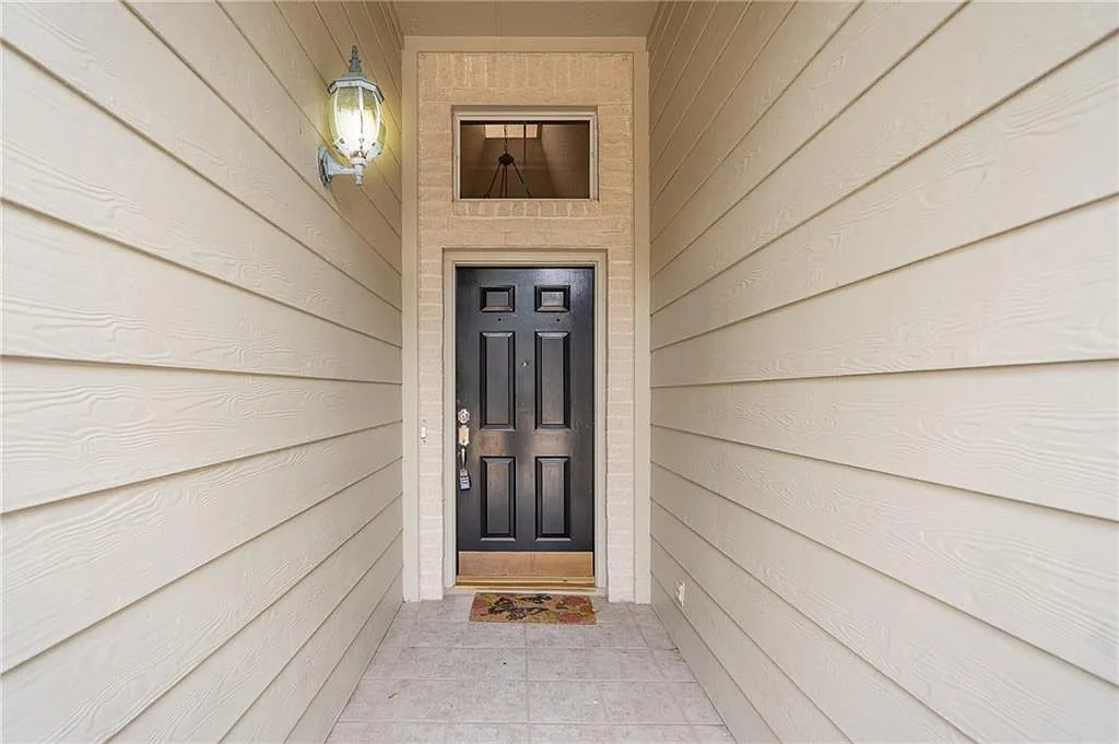 3 bed, 3.0 bath, 2257 sqft, $3,000 — Photo 2