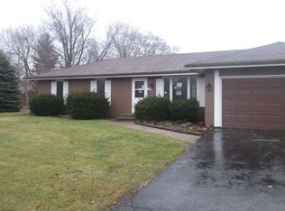 1027 Juniper Ln, Machesney Park, IL 61115