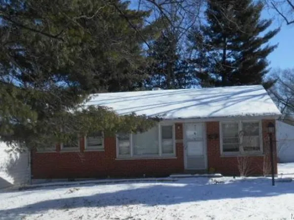 1000 Saint Patrice Ln, Florissant, MO 63031