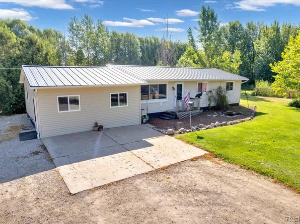 15545 Almont Rd, Allenton, MI 48002