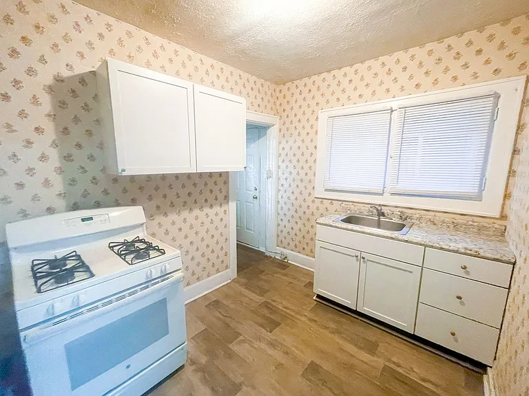 710-712 N Bosart Ave — Photo 14
