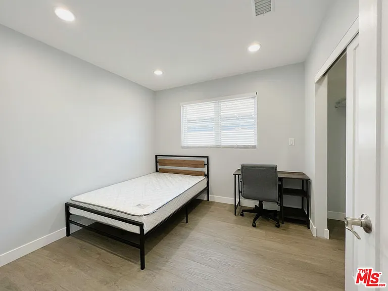 2641 S Budlong Ave #2641 — Photo 17