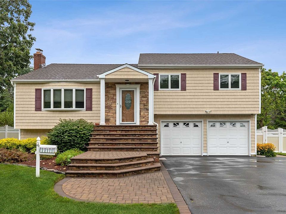 1st image of 4 Cutchogue Ln