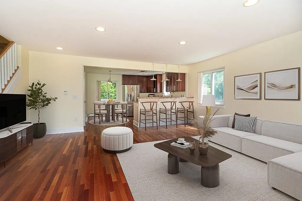 3 bed, 1.5 bath, 1320 sqft, $2,100 — Photo 2