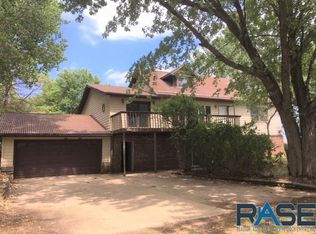 26018 Boggs Cir, Hartford, SD 57033