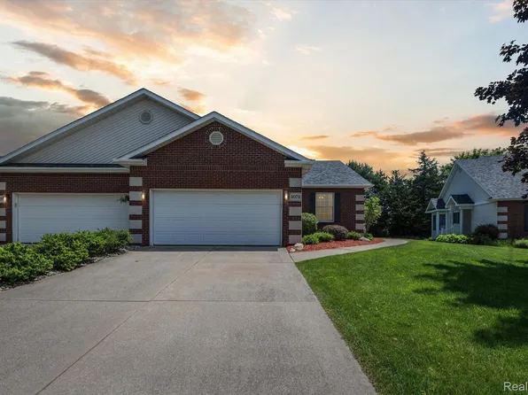 4074 Squire Hill Dr, Flushing, MI 48433