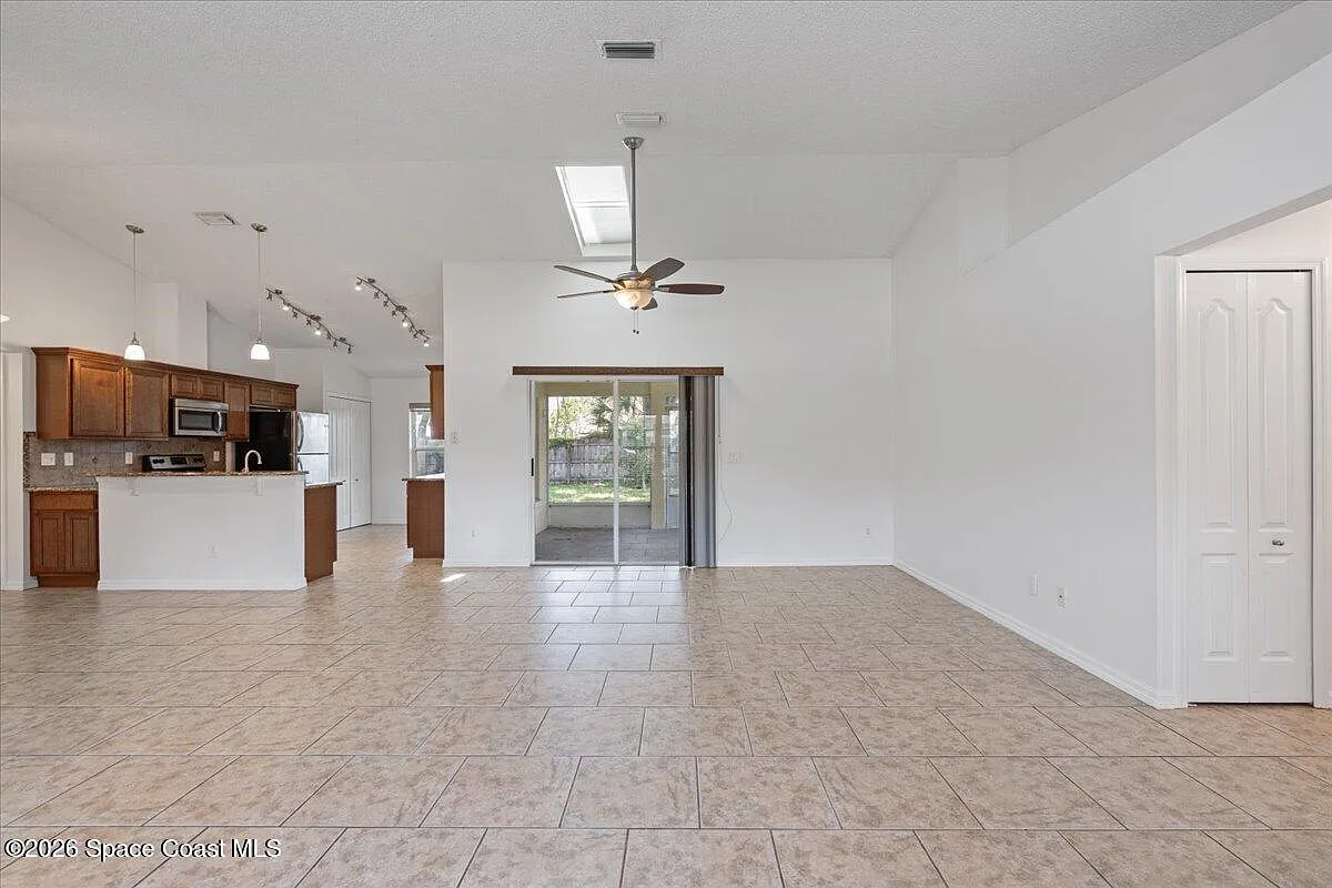 3 bed, 2.0 bath, 1598 sqft, $2,800 — Photo 3