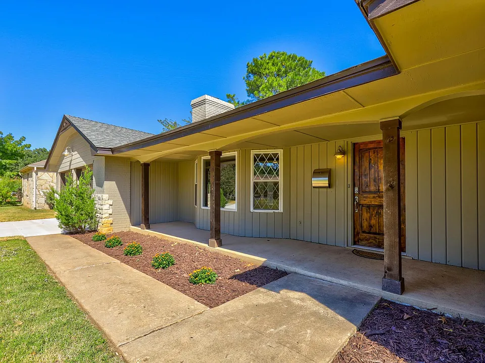 2820 Guilford Ln