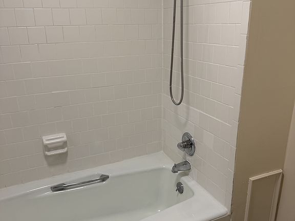 5th image of 910 Colonial Ave #B