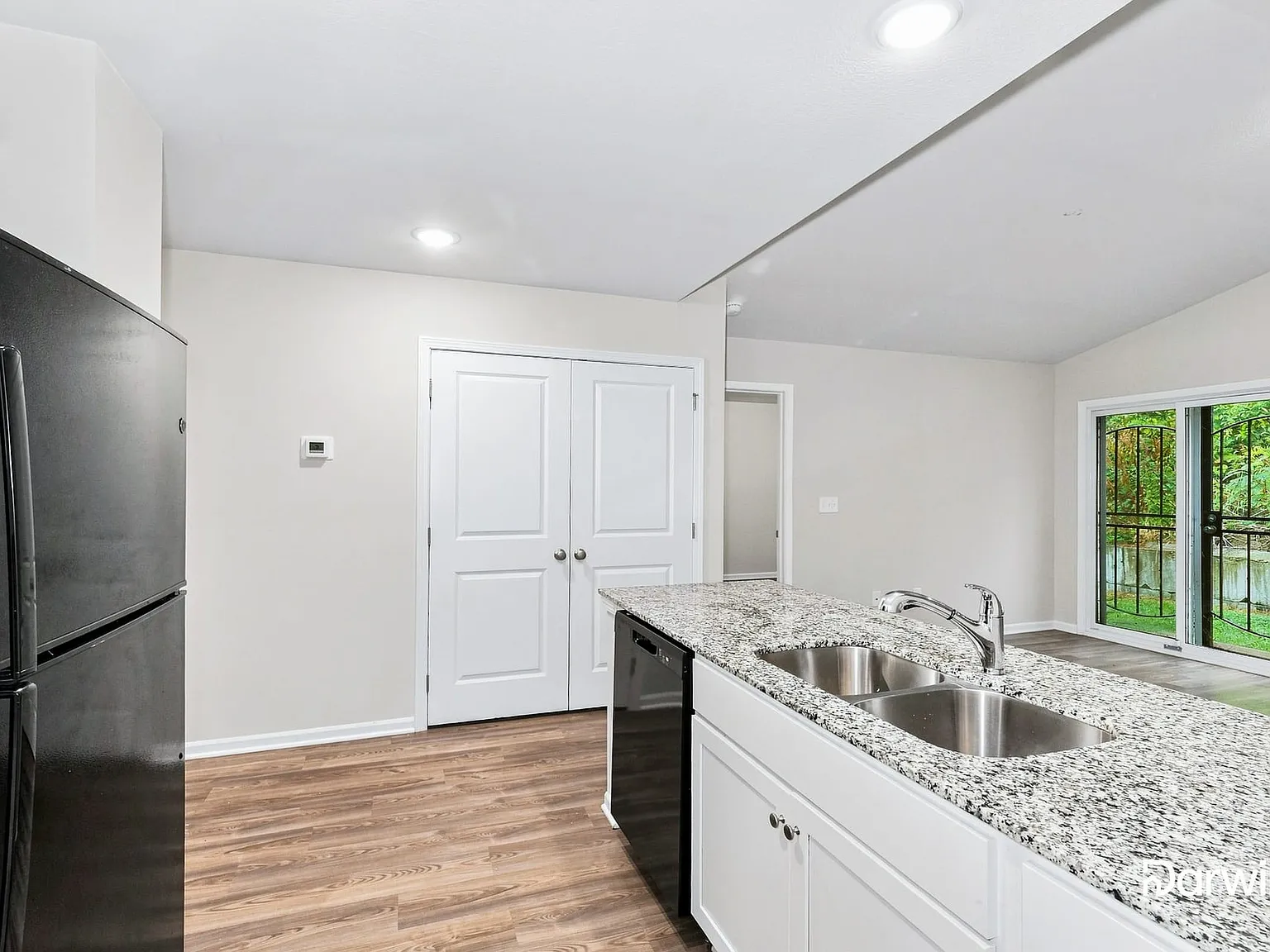 4 bed, 2.0 bath, 1401 sqft, $1,525 — Photo 2